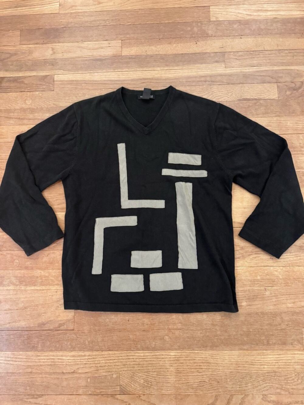 Kenneth Cole Women's Black Abstract V-Neck Sweater - Size XL
b24
